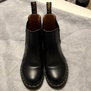 EUC Women’s  Dr. Martens Black 2976 Chelsea Boots with Yellow Stitching Size 8L